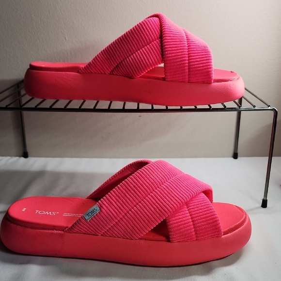 Toms Vibrant Pink Ribbed Slides - Picture 4 of 9